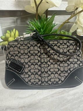 EUC Coach VTG Black & Grey Signature Canvas Wristlet Polished Leather Trim